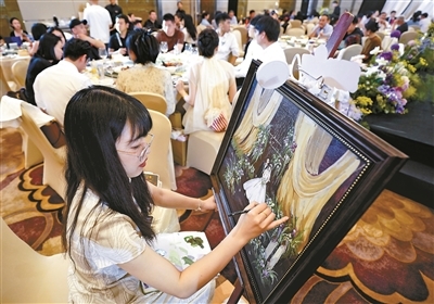 婚礼正在进行中,一平专心绘画