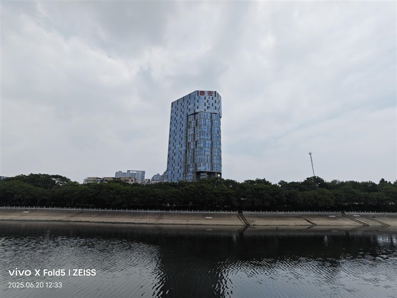 217克全球最轻折叠屏!vivo X Fold5全面评测:苹果双机党的全能搭子