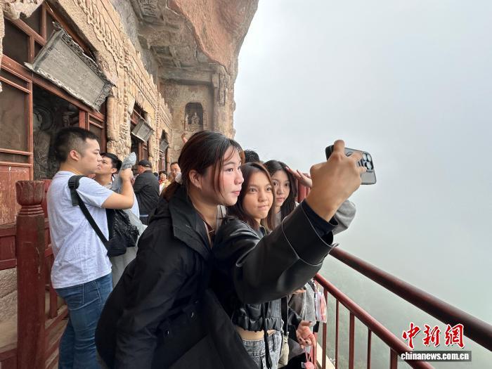 图为台青在麦积山石窟合影留念 王牧雨 摄