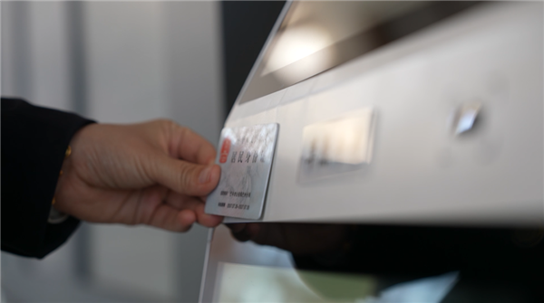 智能机器人亮相高铁站:简直全能