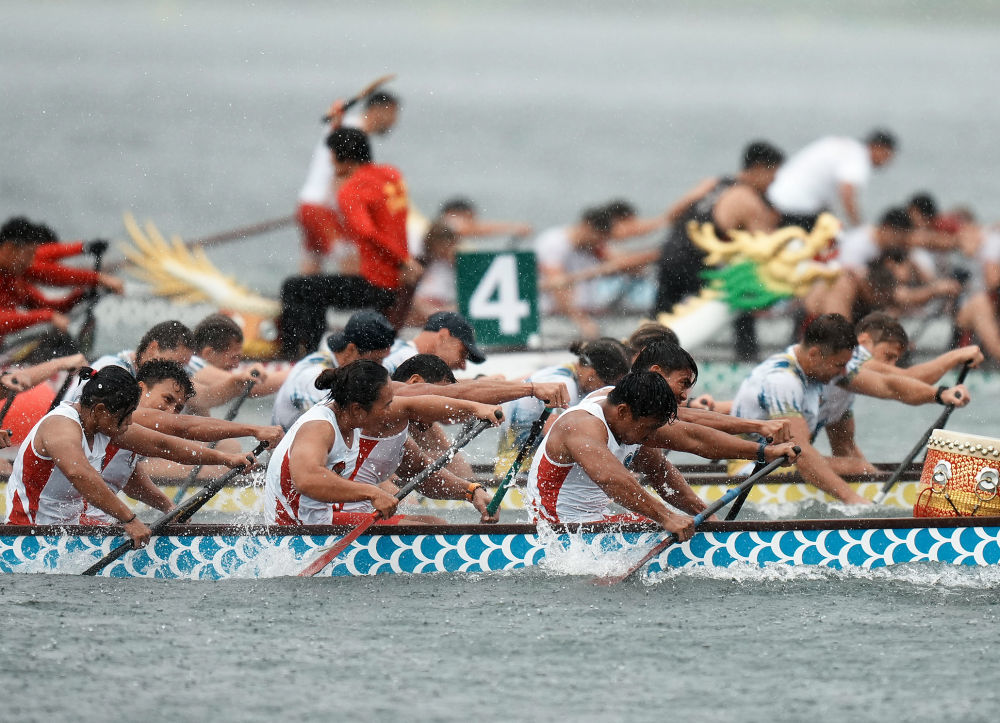8月10日,印度尼西亚队(前)在比赛中。当日,在2025年成都世运会龙舟10人座500米决赛中,印度尼西亚队获得冠军。新华社记者 李嘉南 摄