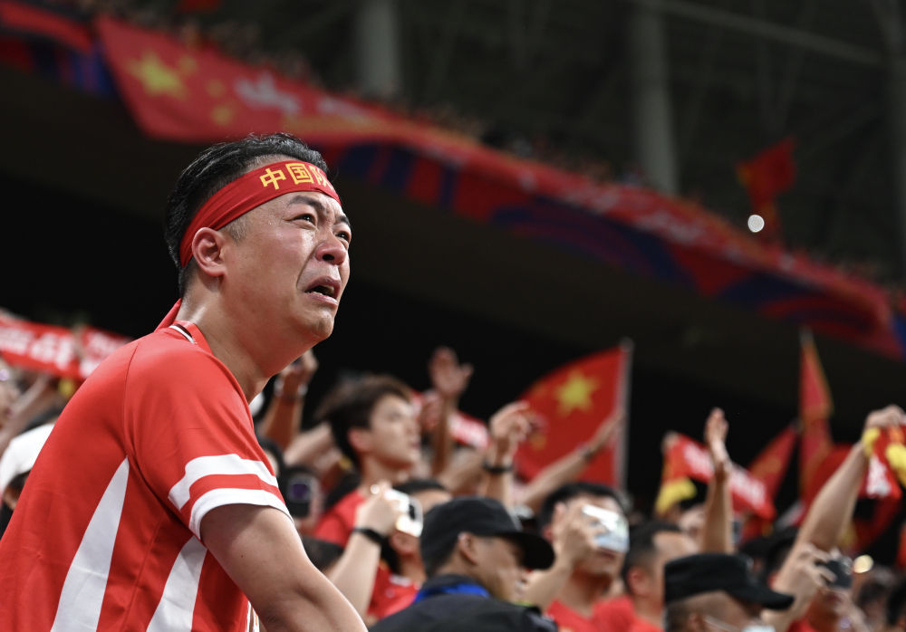 6月10日，一名中国队球迷在比赛后激动落泪。新华社记者 陈诚 摄