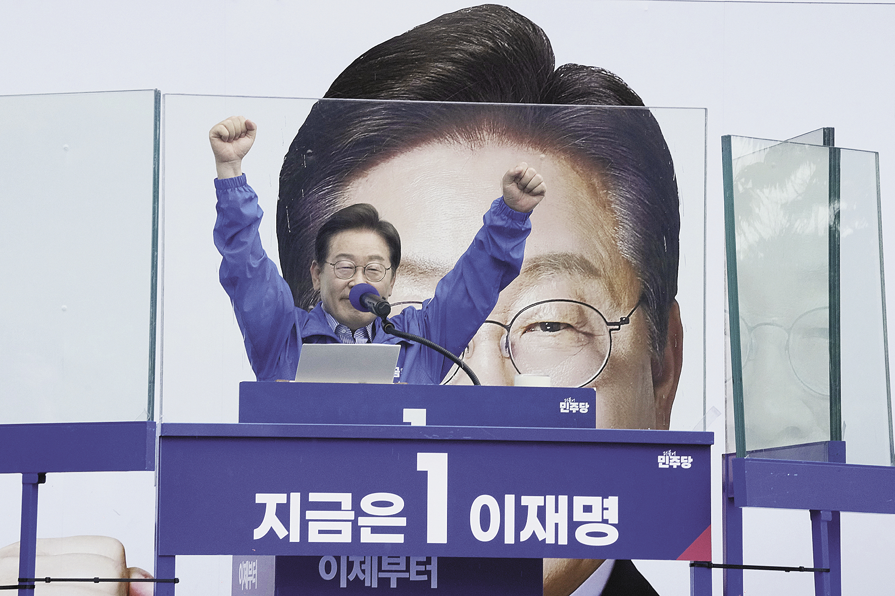 2日,韩国共同民主党总统候选人李在明在首尔举行竞选活动。(视觉中国)