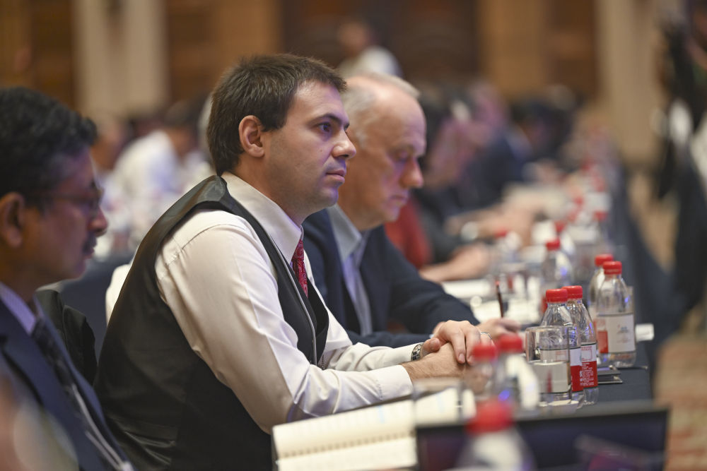 10月14日，出席大会的嘉宾在听会。新华社记者 陈浩明 摄