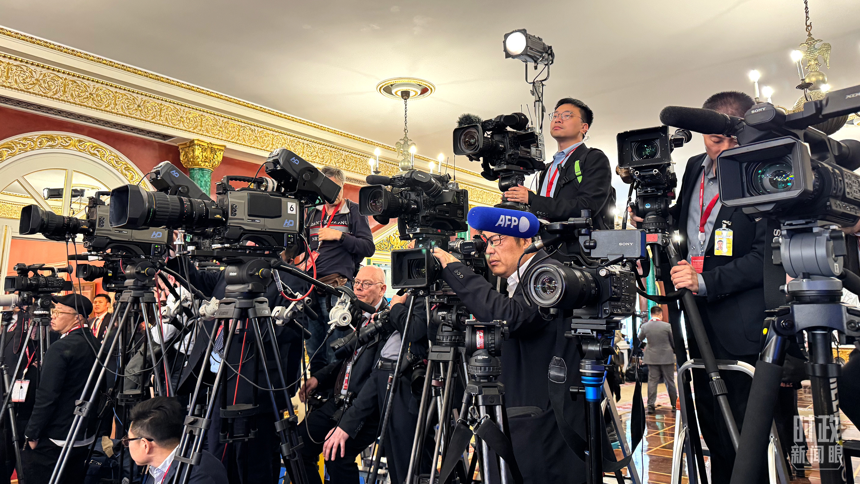 △等待中俄两国元首共见记者的中外媒体同仁。（总台央视记者陆泓宇、蒋硕拍摄）