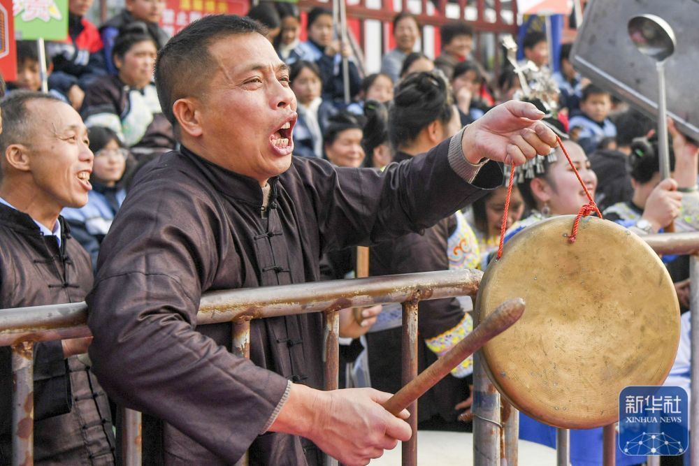 ↑拉拉队在“村超”现场为球队助威。