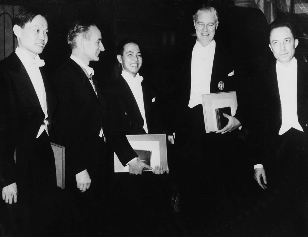 1957年,杨振宁(左)与李政道(中)共同获得诺贝尔物理学奖。获奖后,人们常将“李杨”或“杨李”并称,仿佛他们是一个整体。图片来源:美联社