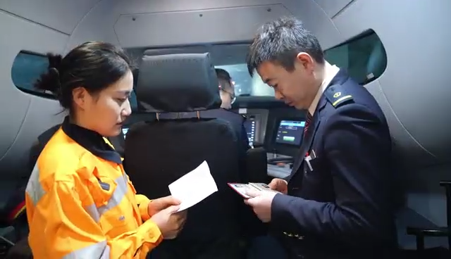 图为刘敏在高铁上工作。（受访者供图）