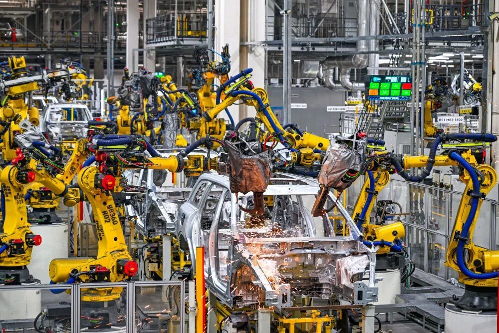 民营企业与地方发展战略实现精准“共振”,助推中国西部迈向科技创新的技术新高地,图为位于重庆市两江新区的赛力斯汽车超级工厂拍摄的自动化生产作业现场(图源:新华社)