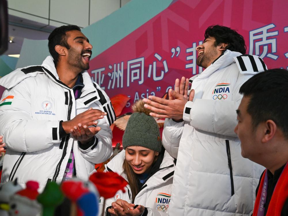 ↑印度代表团速度滑冰运动员在体验面塑制作。新华社记者 王曦 摄