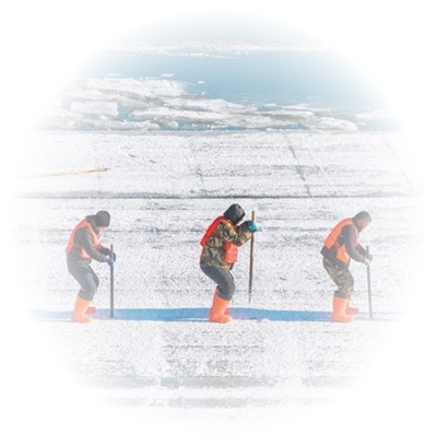 工人在松花江哈尔滨段采冰，运往冰雪大世界园区等地用于景观建设。新华社记者 张 涛摄