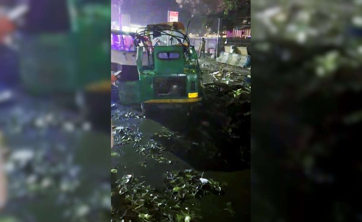 爆炸现场散落的烧焦的汽车残骸以及玻璃碎片 图源:NDTV