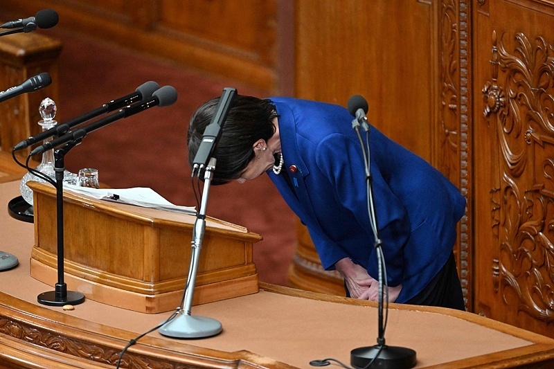 △10月24日，日本首相高市早苗在众议院全体会议上发表政策演讲后鞠躬。