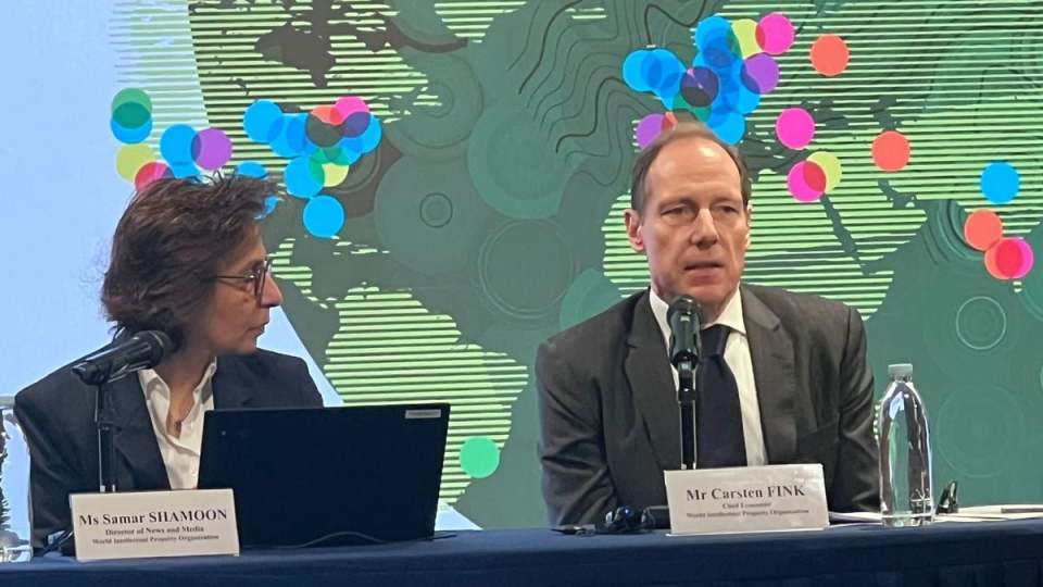 世界知識產權組織首席經濟學家芬克(右)見傳媒。
