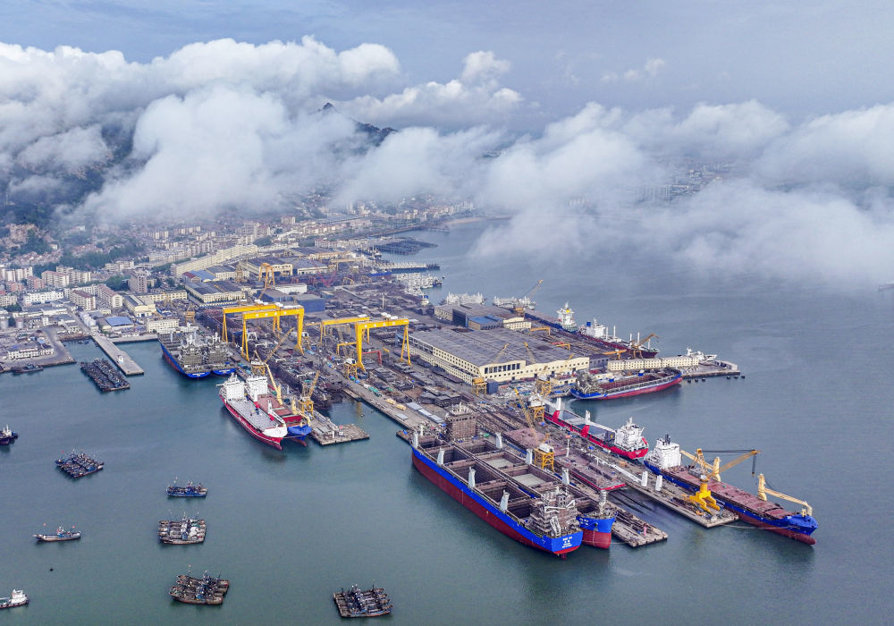 5月8日拍摄的山东省荣成市石岛管理区修造船产业基地船坞（无人机照片）。新华社发（李信君摄）
