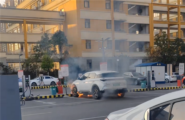 哪吒U停车场充电起火自燃 底盘电池往外狂喷火