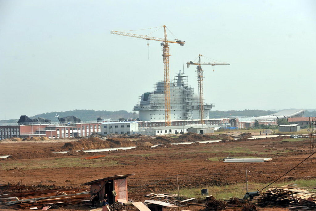 早期为“瓦良格”续建工程模拟的陆基测试设施,艏部位置存在滑跃甲板结构 社交媒体
