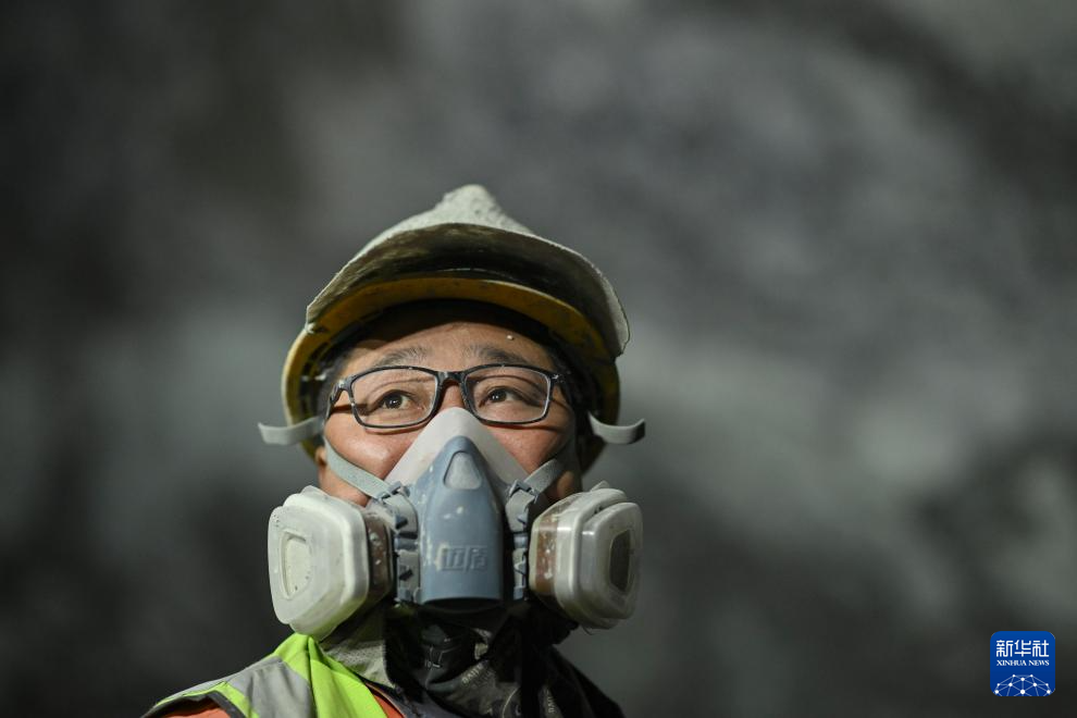 来自甘肃的工人王更兴在昭温公路西天山特长隧道左洞内施工(10月5日摄)。新华社记者 胡虎虎 摄