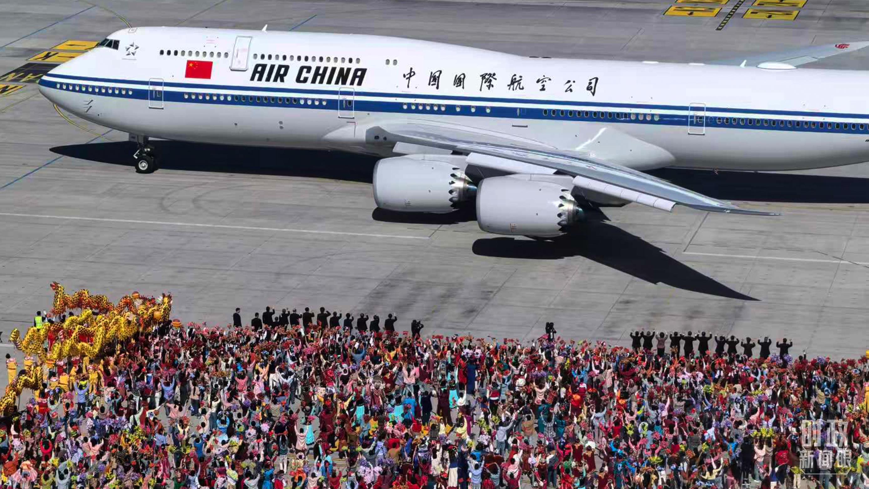 △习近平总书记乘专机离开乌鲁木齐。(总台央视记者王子杭拍摄)