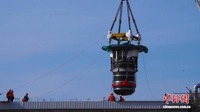 钍基熔盐实验堆堆本体吊装　中国科学院上海应物所供图