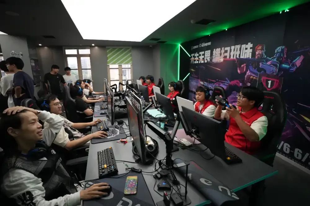 〓 武汉站的工友们在比赛间隙交流比赛感受