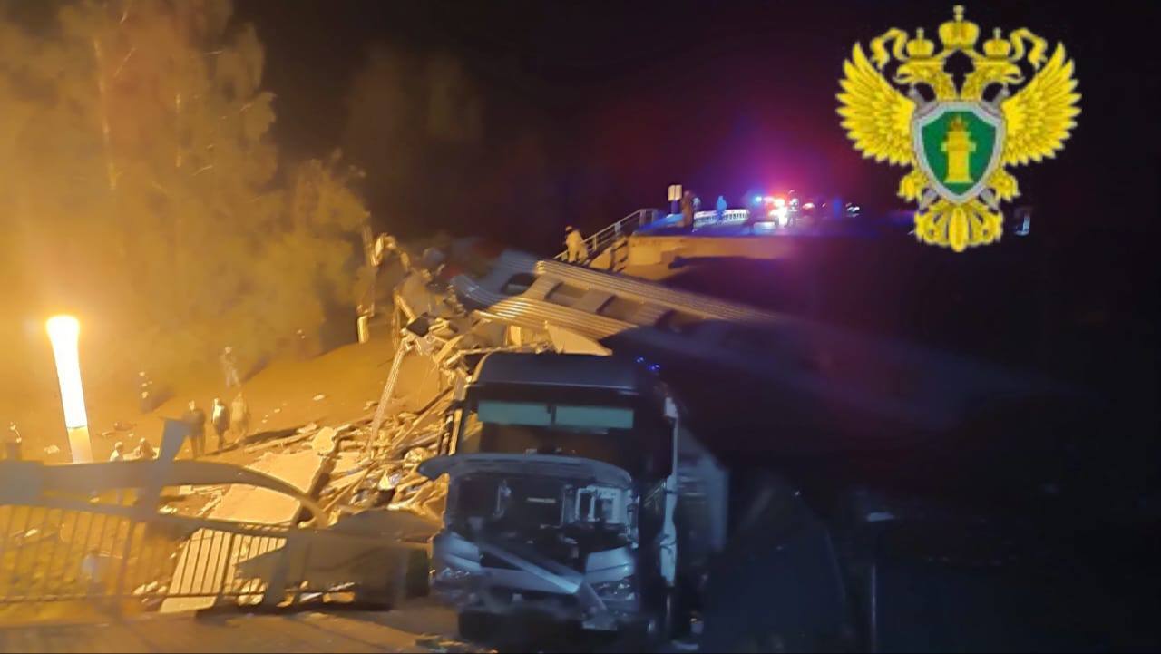 这是俄罗斯莫斯科跨地区交通检察院6月1日发布的布良斯克州桥梁坍塌救援现场照片。新华社发（莫斯科跨地区交通检察院供图）