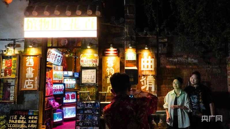 游客正在老街打卡拍照（央广网记者 魏文青 摄）