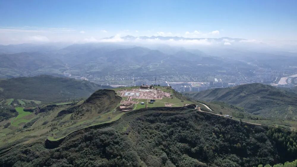 这是10月15日拍摄的甘肃省陇南市礼县四角坪遗址考古发掘现场(无人机照片)新华社记者 陈斌 摄