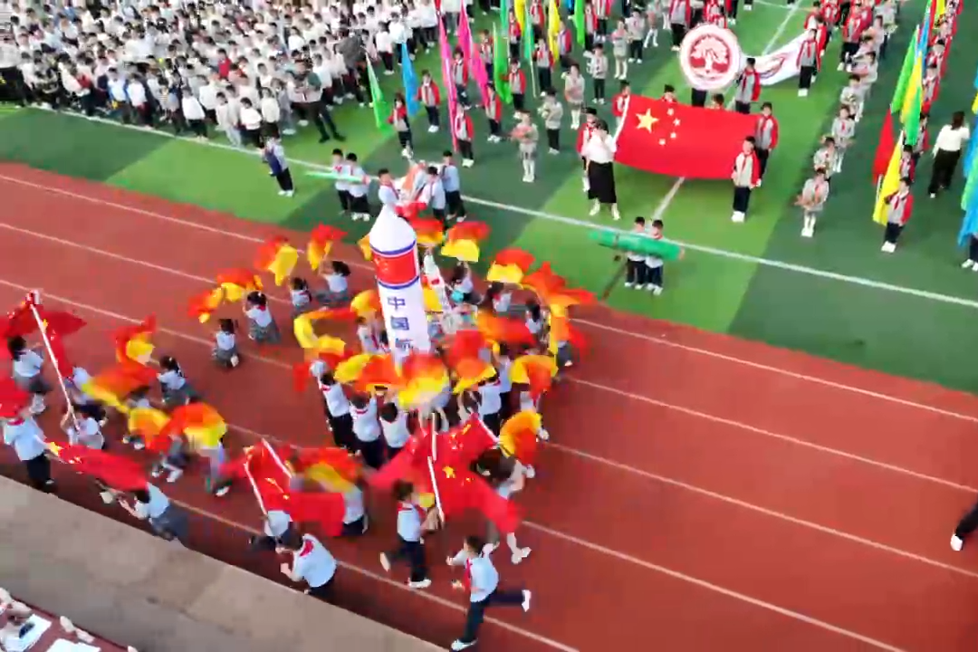 为了运动会开幕式的表演,孩子班上花了大量时间排练/家长刘思瑜供图