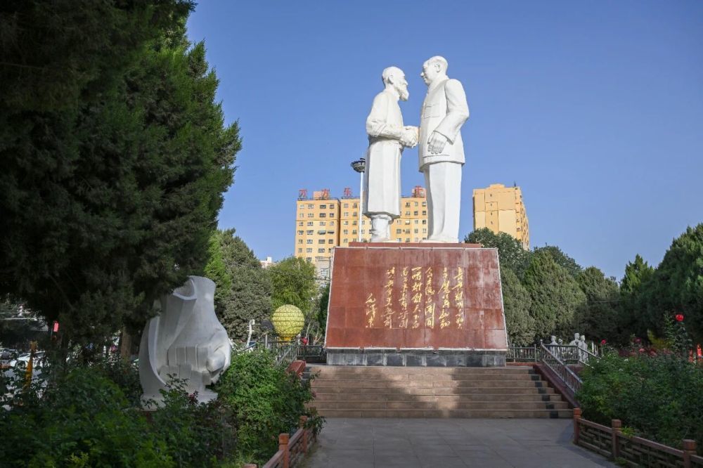 在新疆和田地区于田县拍摄的毛主席接见库尔班&middot;吐鲁木塑像（9月12日摄）。新华每日电讯记者丁磊摄
