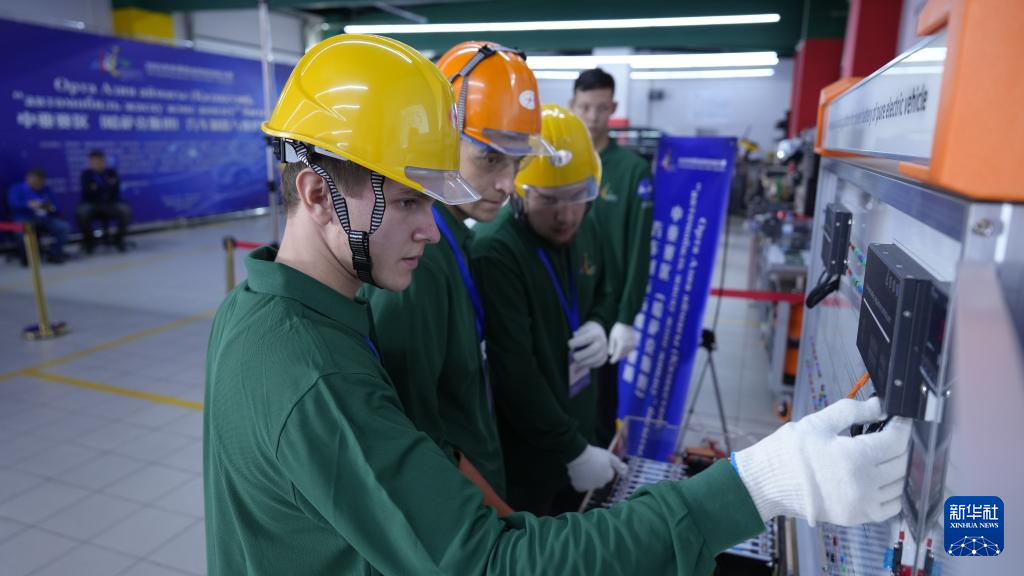 9月5日，选手在哈萨克斯坦东哈萨克斯坦州首府厄斯克门参加比赛。新华社发（奥斯帕诺夫摄）