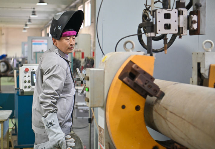 在中石化第四建设有限公司工匠学院，全国人大代表、中石化第四建设有限公司工匠学院焊接教练张振连操作自动焊机（2025年2月21日摄）。新华社记者 孙凡越 摄