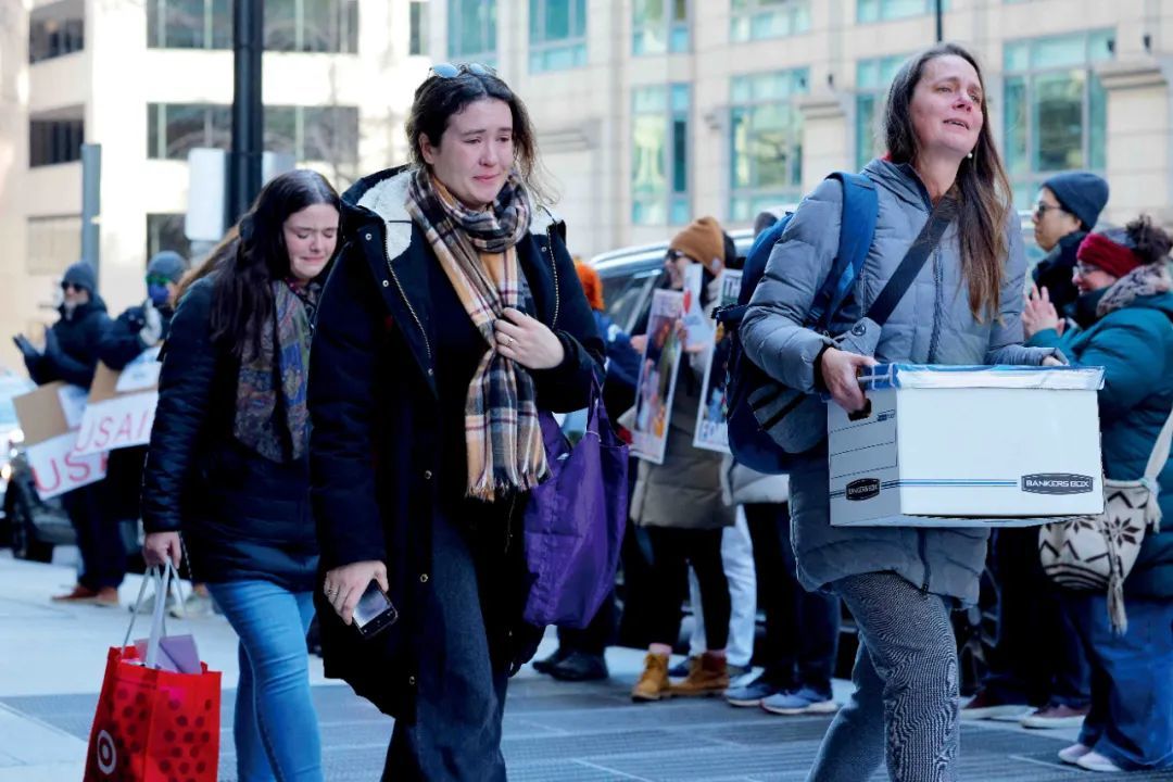 2月21日,美国华盛顿特区,美国国际开发署被解雇员工离开国际开发署总部大楼。图/IC