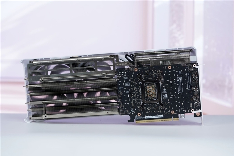 电竞叛客RTX 5070 Ti MAX显卡评测:300W性能释放畅玩4K 隐藏电源线设计海景房绝配