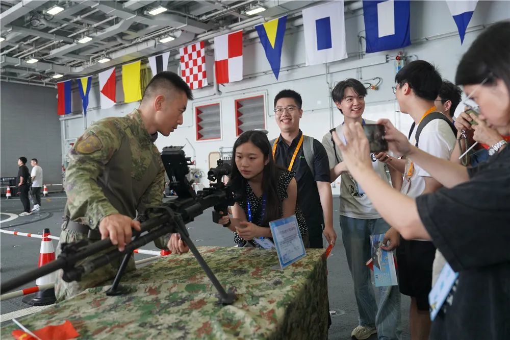 ▲香港市民体验轻武器射击 黄厚人 摄