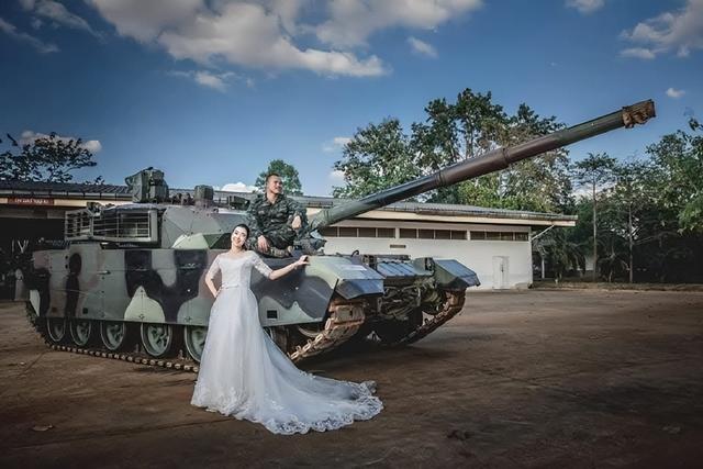这位出面解释的泰军士兵是真喜欢VT-4,连婚纱照都要一起拍