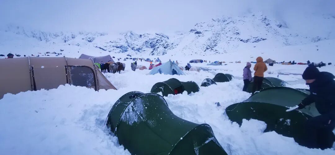 10月5日早晨,暴雪后帐篷被埋。图/受访者供图