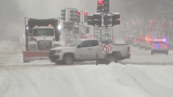 美降雪后道路现场图 图源：外媒