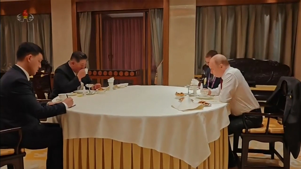 9月3日，普京与金正恩在北京举行会谈。