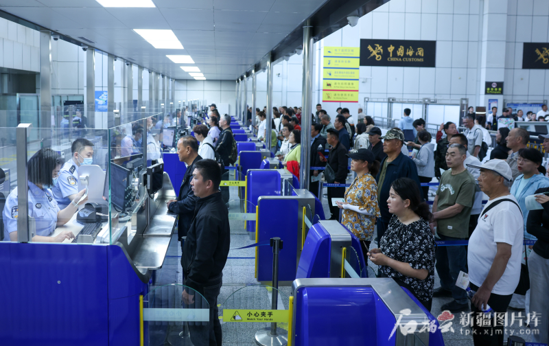 6月3日，中哈霍尔果斯国际边境合作中心联检大厅内，游客有序排队等待办理入园手续。陈助邦摄