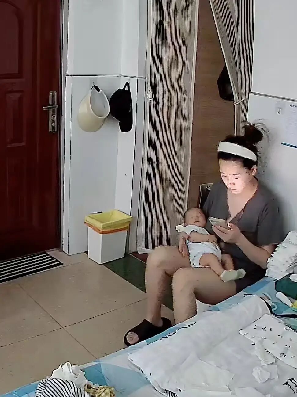 ●韦建斌妻子在城中村的一室一厅带孩子。讲述者供图