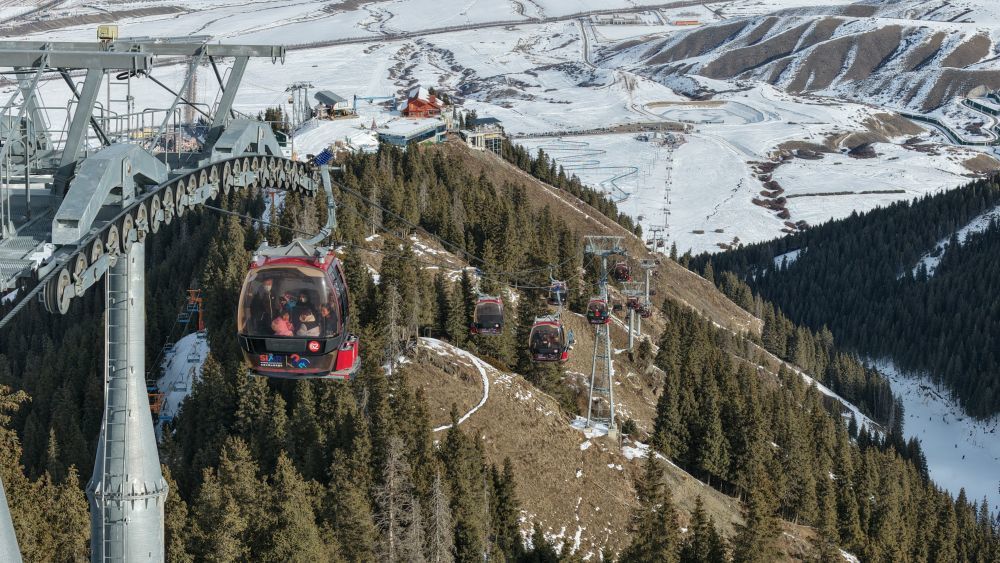 12月3日，游客乘坐缆车前往山顶观光。新华社记者 张啸诚 摄