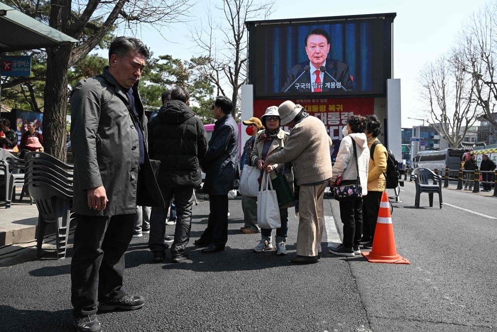 当地时间2025年4月4日，韩国首尔，尹锡悦的支持者在宪法法院外集结。视觉中国 图