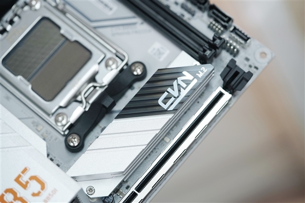 小巧迷你!七彩虹CVN B850I GAMING FROZEN V14主板图赏