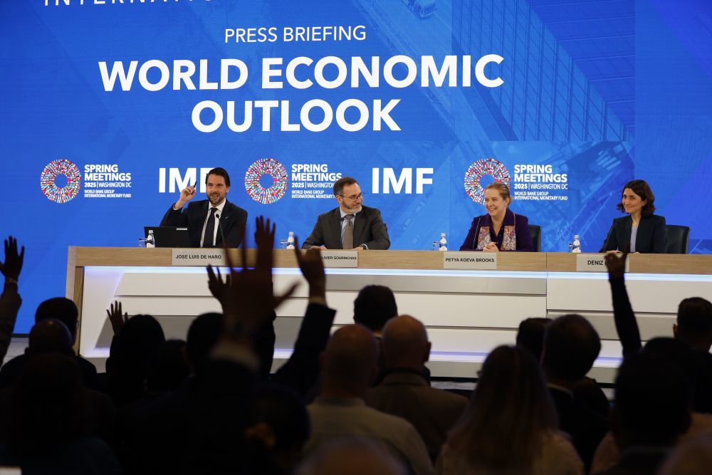 4月22日，国际货币基金组织（IMF）在美国华盛顿举行《世界经济展望报告》新闻发布会。IMF22日发布最新一期《世界经济展望报告》，将2025年全球经济增长预期下调至2.8%，较今年1月预测值低0.5个百分点。新华社记者谢锷摄