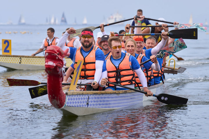 ↑在俄罗斯符拉迪沃斯托克，选手为获得龙舟比赛胜利欢呼（2025年6月29日摄）。