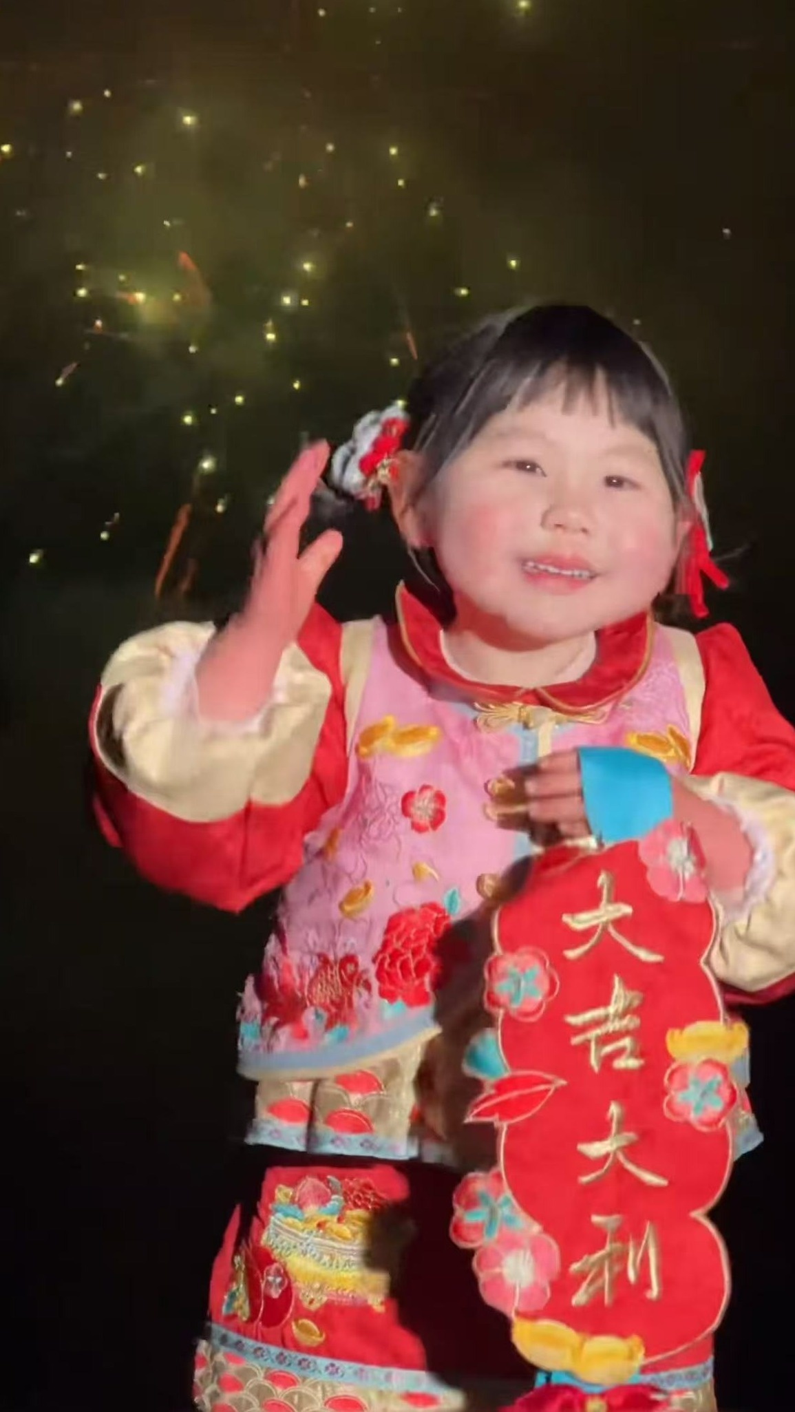 4å²å°ç½çº¢é·ææäºè®®ï¼3ä¸ªæå¹¿åæ¶å¥æè¶240ä¸ï¼ä¸åäººå£«ï¼åçæ¹ä¼æå®è§é¢åå®¹_å¤å°ç½