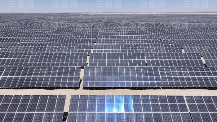 青海油田100万千瓦光伏电站。(无人机照片)图/ 中新社记者 马铭言 摄