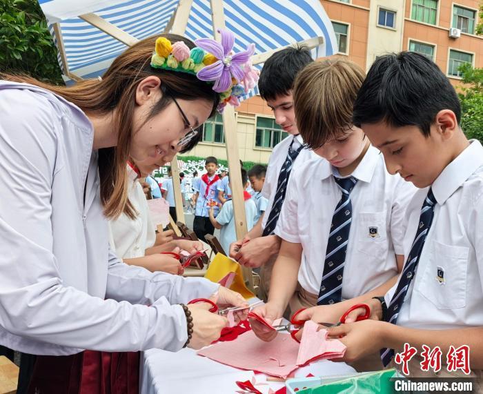 剪纸活动现场。王佳丽 摄