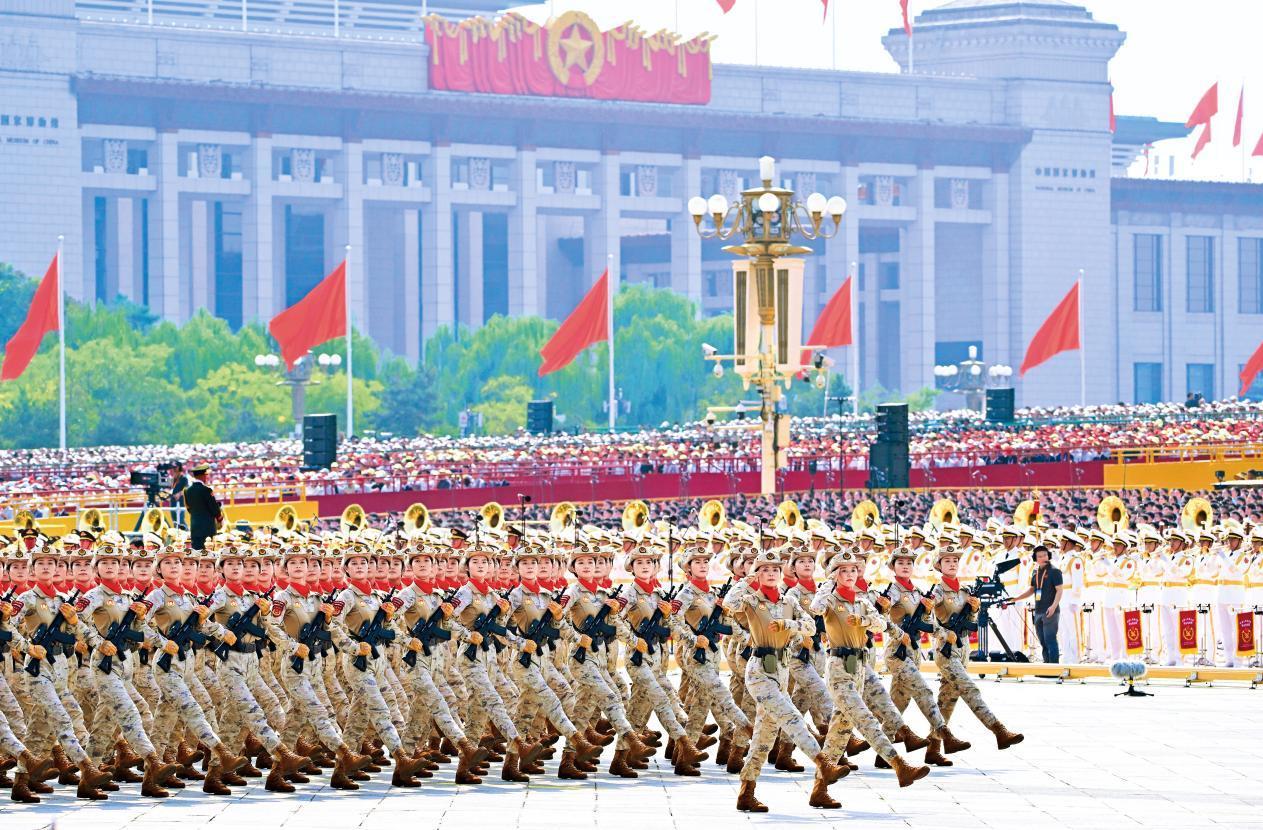 △2025年9月3日,纪念中国人民抗日战争暨世界反法西斯战争胜利80周年大会上,全部由女民兵组成的民兵方队阔步走过天安门广场。